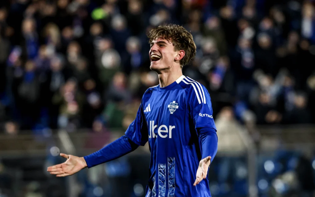 Nico Paz celebrating for Como 1907