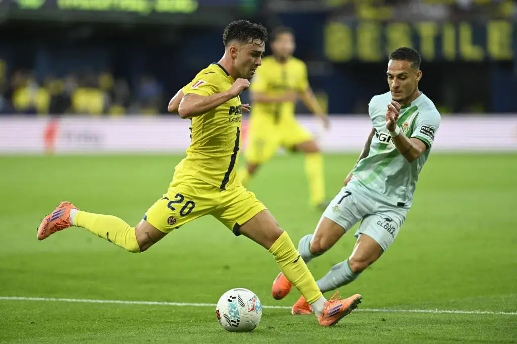 Alberto Moleiro taking on Real Betis' Antony / La Liga Lowdown