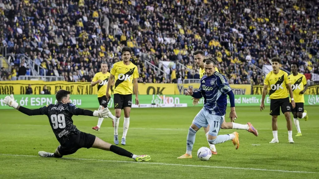 Mika Godts dribbling past a 4-man defense to score for Ajax / De Telegraaf