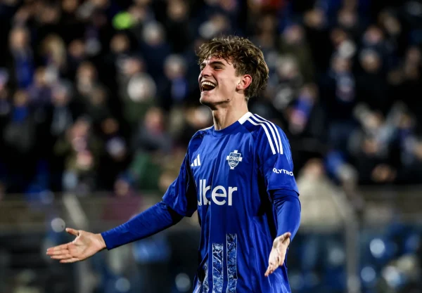 Nico Paz celebrating for Como 1907